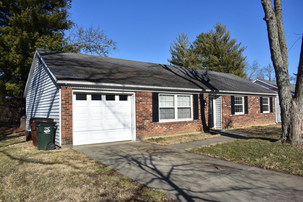 Front 1 - 522 W Chestnut St