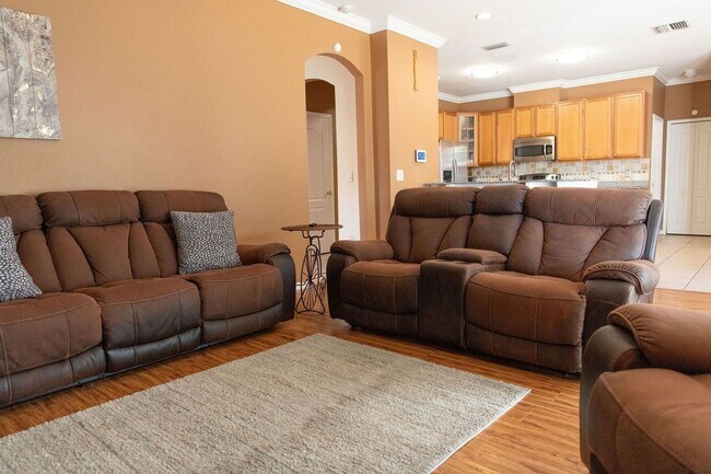 Building Photo - Spacious 4BR House in Spring Hill