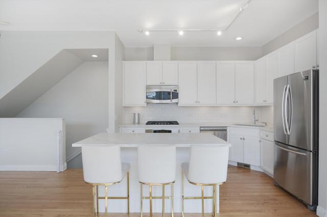Building Photo - 4 bedroom in Chicago IL 60616