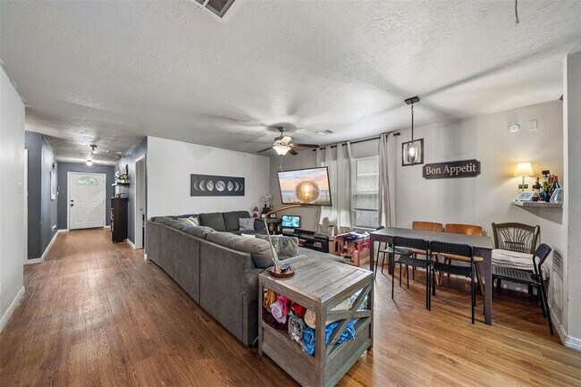 Foto del edificio - 8802 Shady Vista Ln