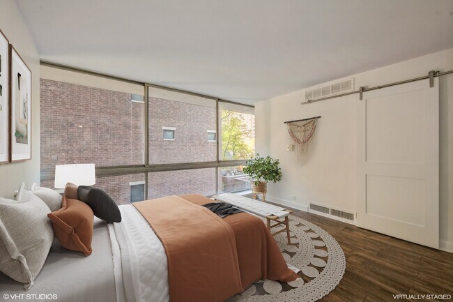 Foto del edificio - 320 W Oakdale Ave