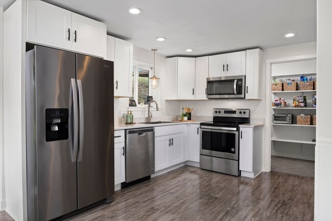 Building Photo - Stylish, Spacious & Steps from WWU and Fai...