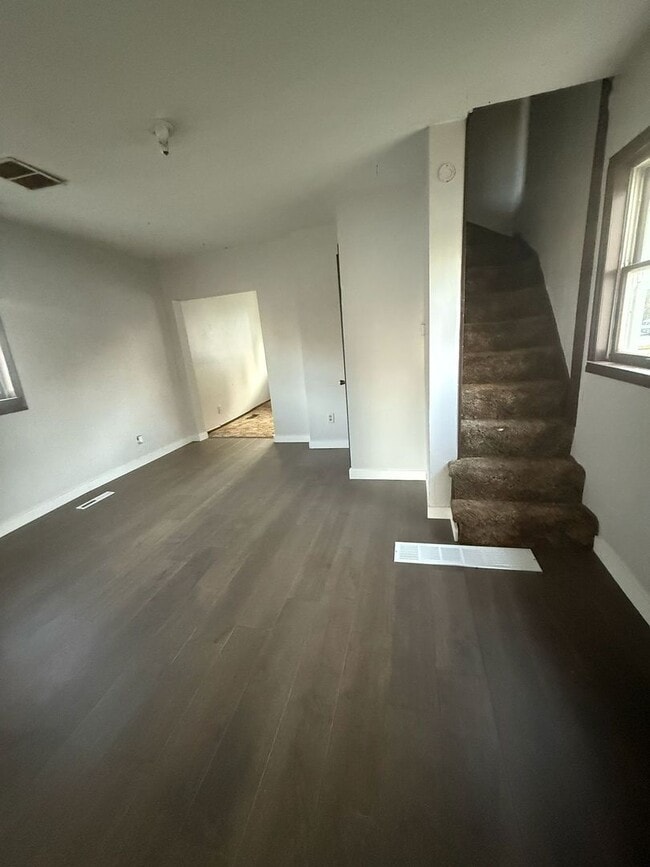 Building Photo - 4 bedrooms