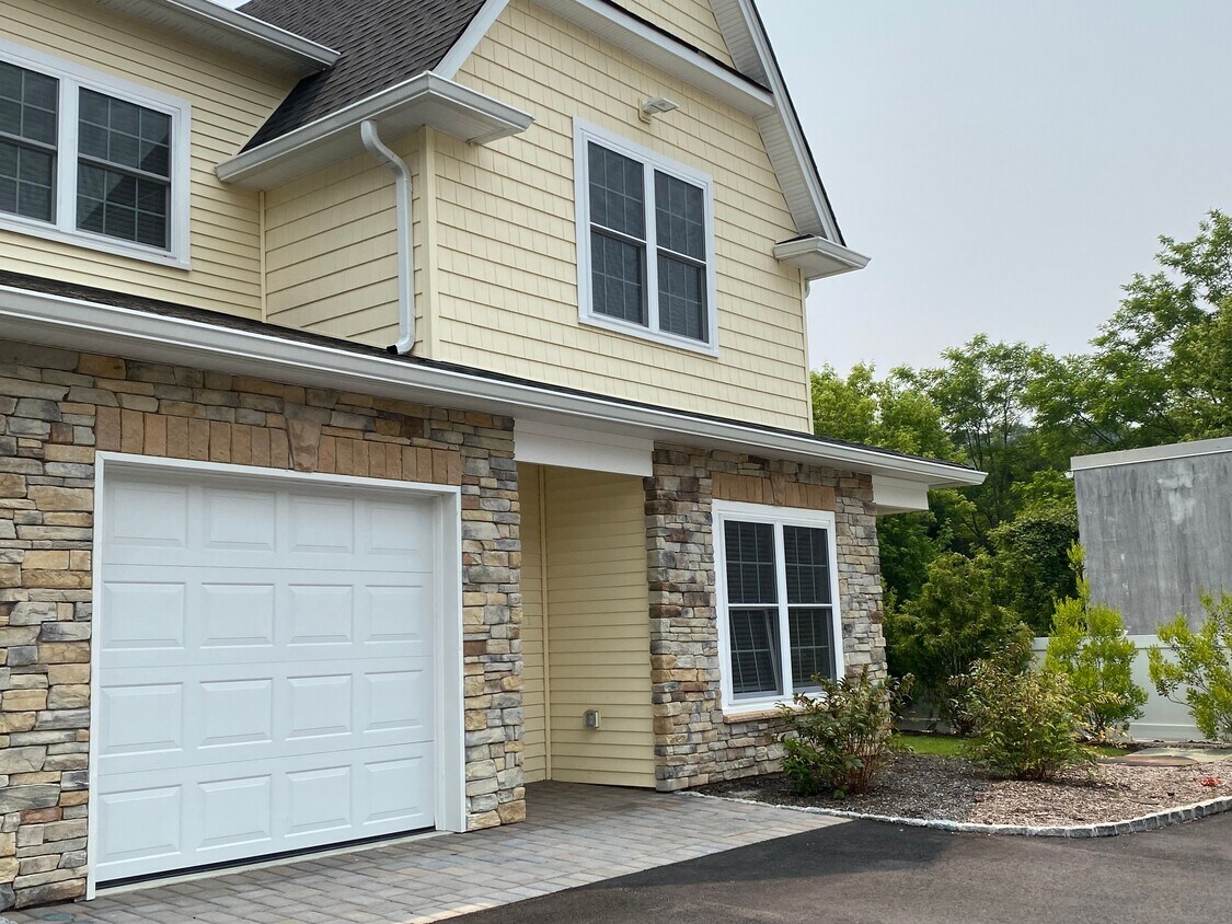 18 Creek Rd Unit 602, Halesite, NY 11743 Room for Rent in Halesite