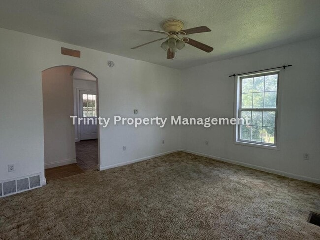 Building Photo - 204 1/2 Burton Ave