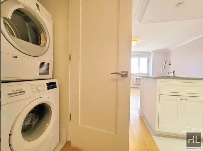 Building Photo - 1 bedroom with home office / Washer and dryer / WEST 93 STREET