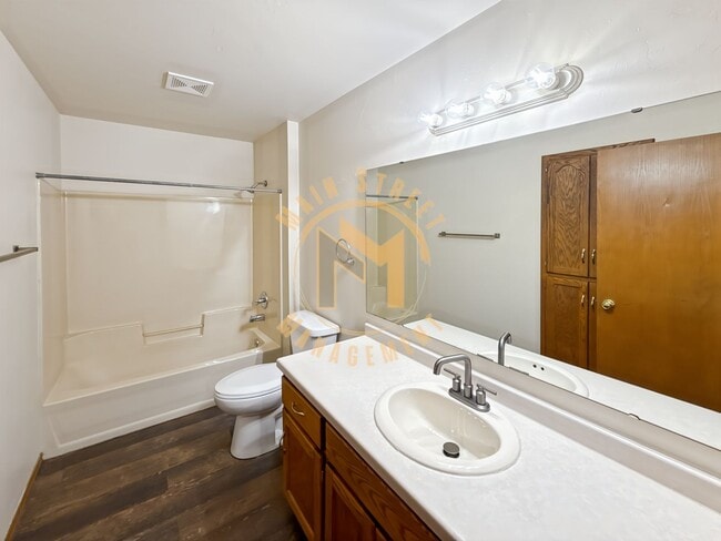 Building Photo - Executive Duplex 3 Bed 2.5 Bath 2.5 Stall Garage