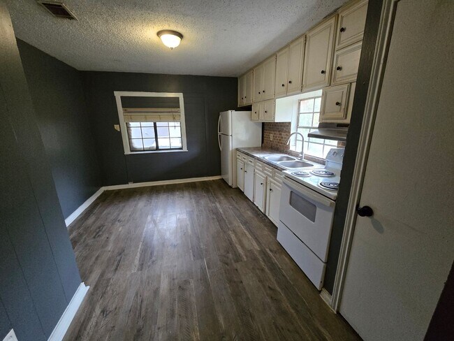 Building Photo - Bryan - 2 bedroom / 1 bath upstairs unit.