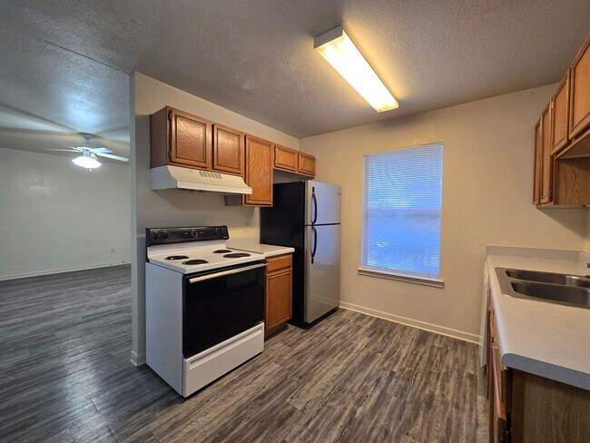 Building Photo - BRAND NEW FLOORING - AVAILABLE NOW!