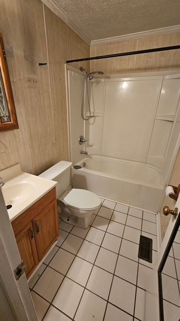 Foto del edificio - 3 bedroom, 1 bathroom home on 1/2 acre lot with storage