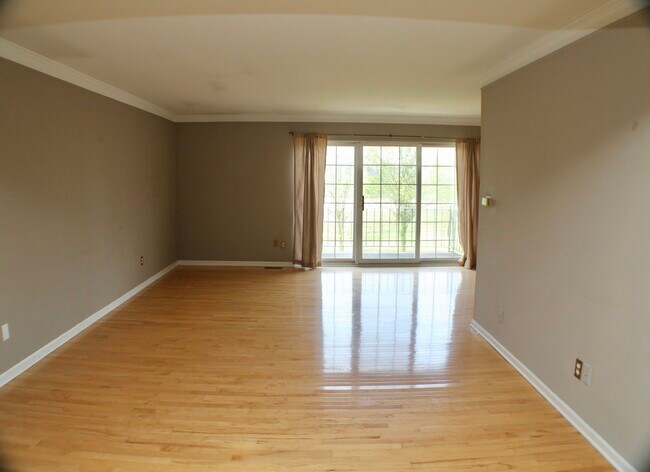 Building Photo - 430 Fox Hills Dr N