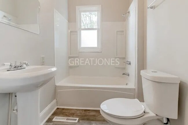 Building Photo - 808 3rd St SE