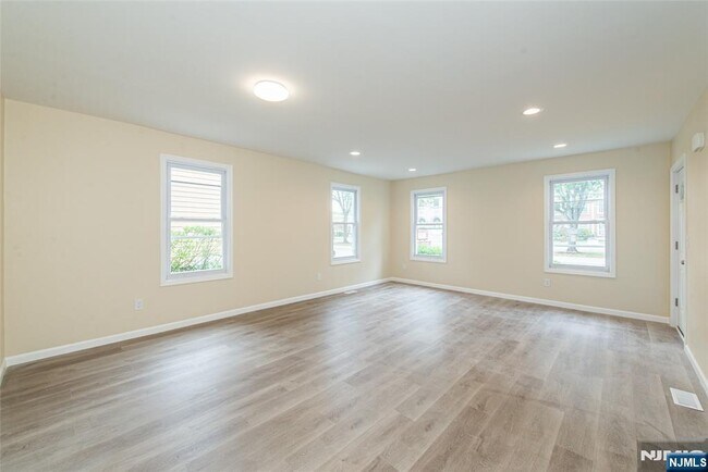 Foto del edificio - 55 Lakeside Ave