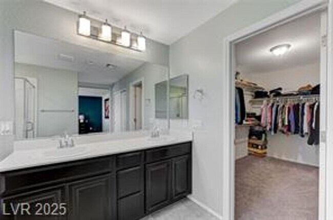 Building Photo - Stunning 3 Bedroom 2.5 baths ready to be c...