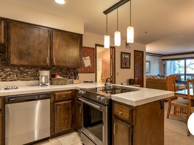 Building Photo - 333 Ski Way
