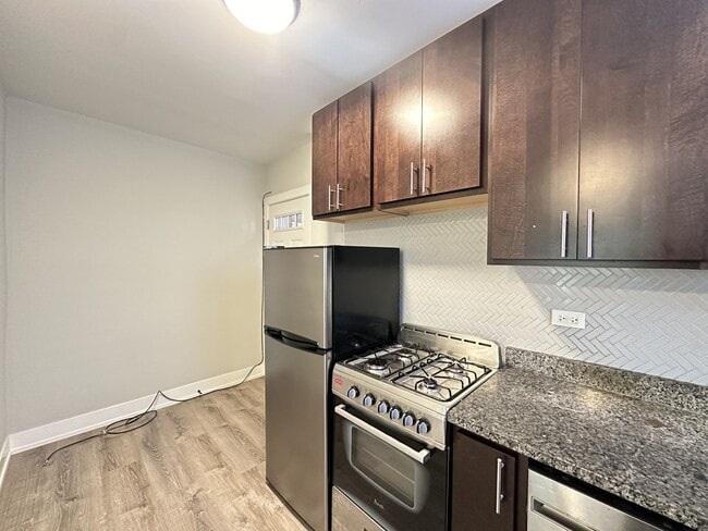 Building Photo - 436 W Belden Ave