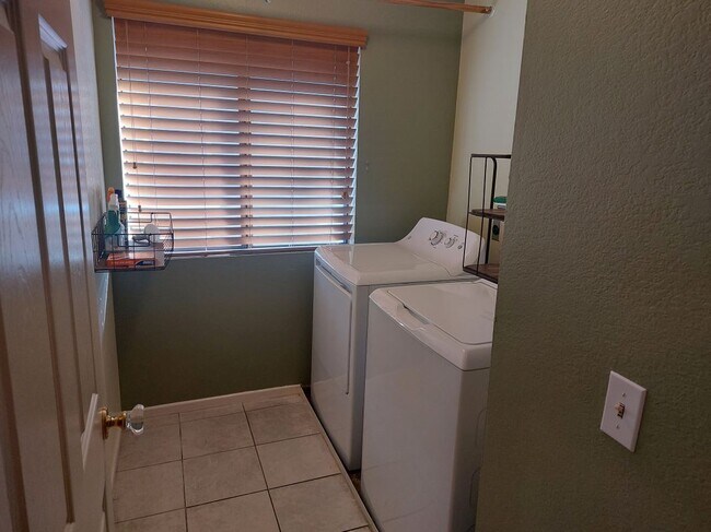 Foto del edificio - 927 S Downey Pl