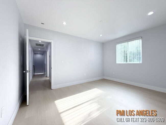 Building Photo - 208 1/2 E 87th St