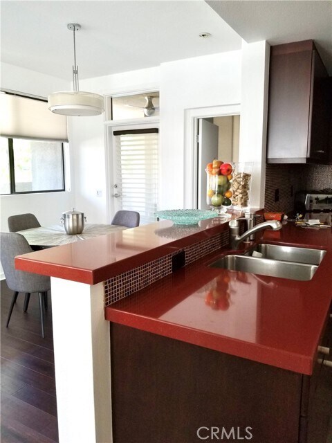 Foto principal - 850 E Palm Canyon Dr