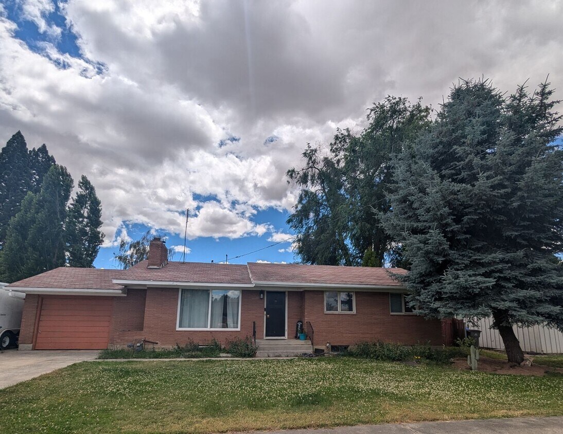 Primary Photo - Charming 3 bedroom 1.5 bath Orchards house