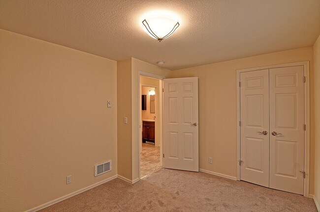 Building Photo - 2108 Hoyt Ave
