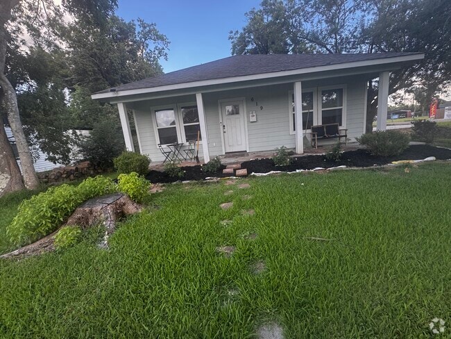 Building Photo - 619 Bluebonnet Dr