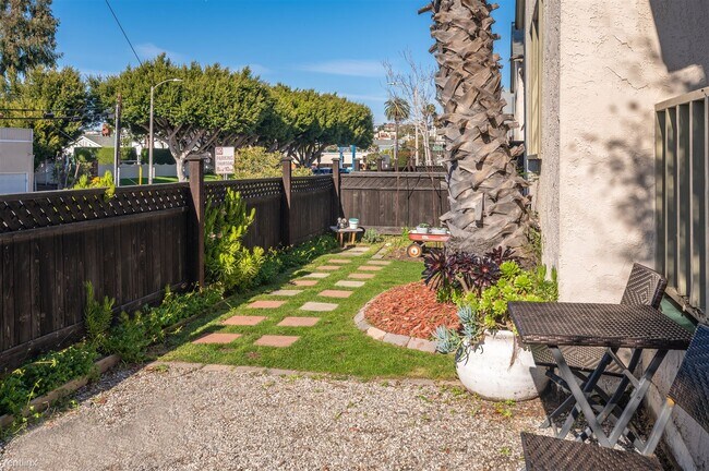 Foto del edificio - 1 br, 1 bath Duplex - 430 North Francisca ...