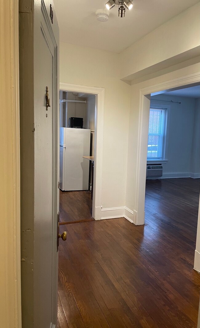 Foyer - 1954 Columbia Rd NW