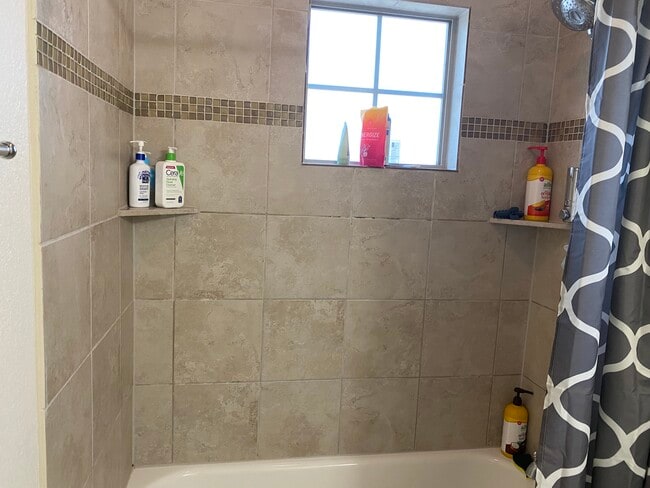 Full bathroom - 4312 Falcon Head Nest Dr