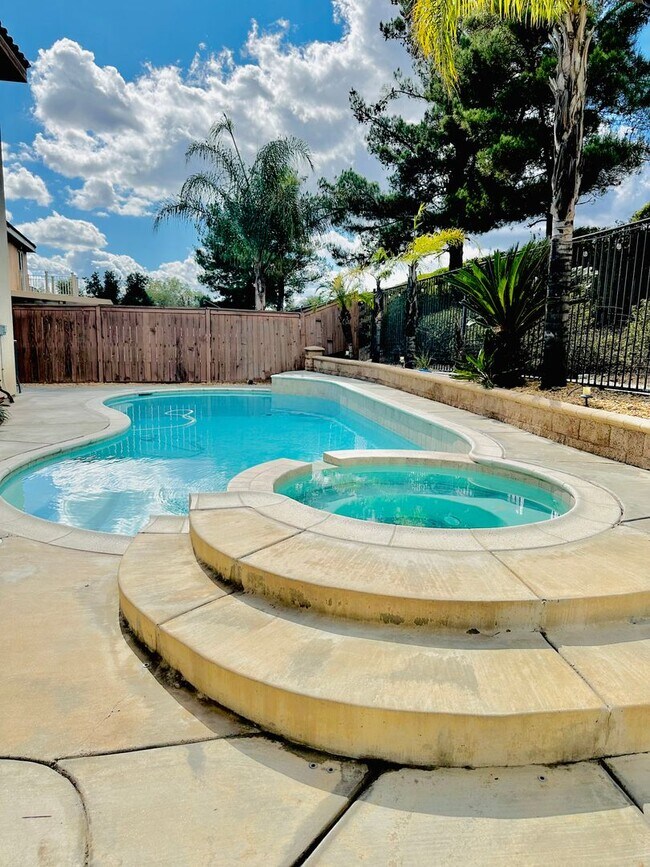 Building Photo - 5 bedroom Pool Home for rent in Murrieta