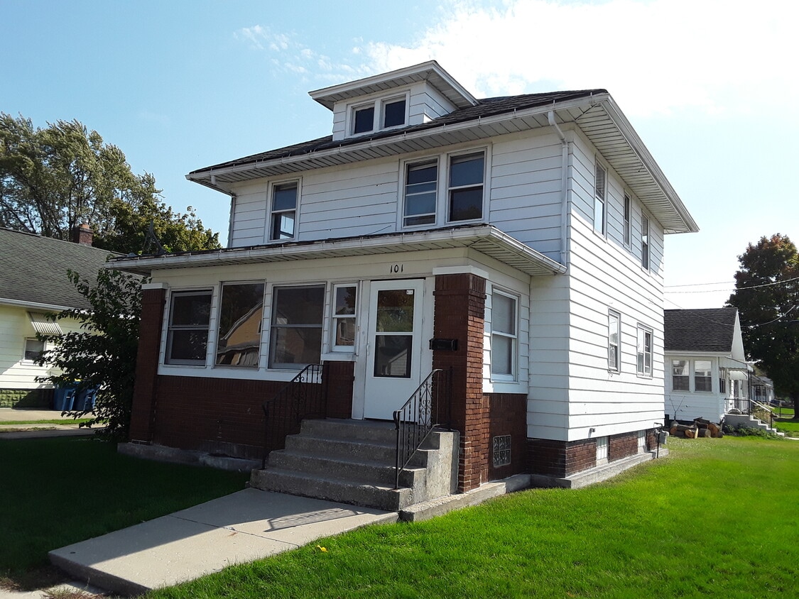 101 E 11th St, Mishawaka, IN 46544 House Rental in Mishawaka, IN