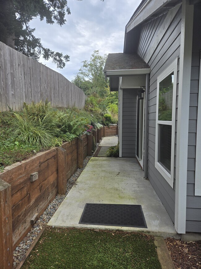 Building Photo - 418 N 4th Ave SW
