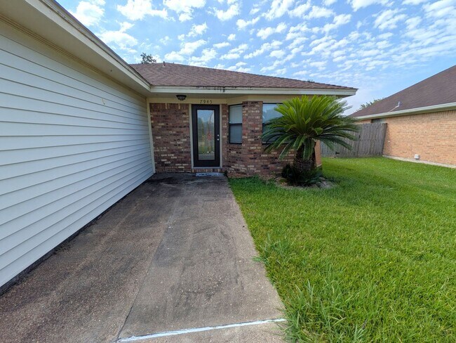 Foto del edificio - 7945 Blue Bonnet St