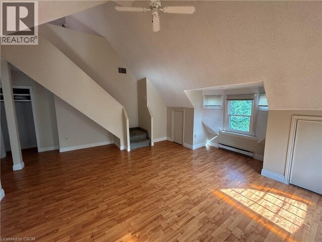 Photo du bâtiment - 303 James St S