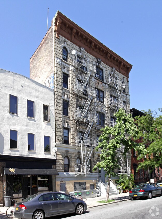 Foto principal - 165 Montrose Ave