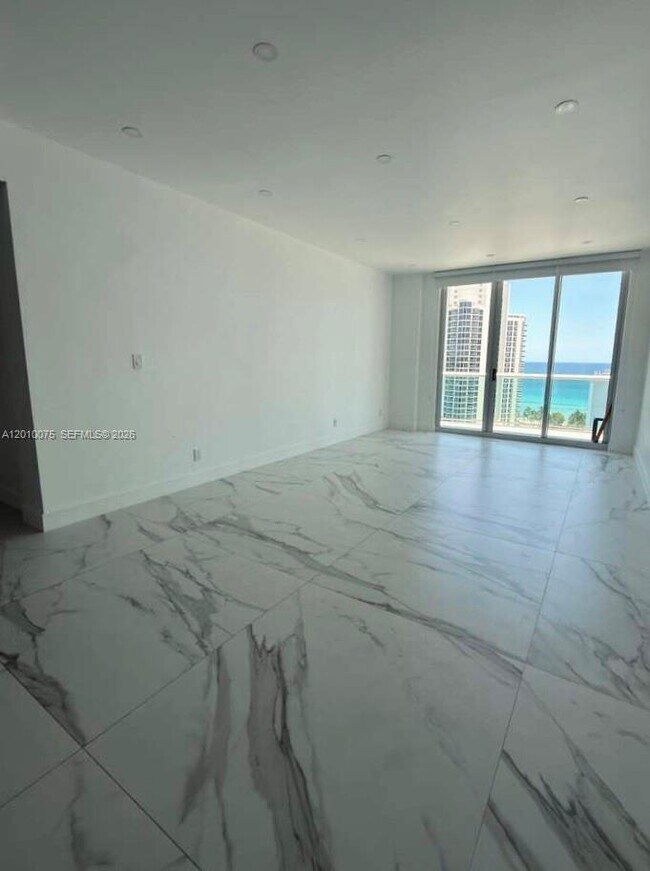 Foto del edificio - 19370 Collins Ave