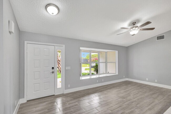 Foto del edificio - 843 Azalea Dr