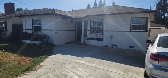 Building Photo - 719 S Walnut Ave