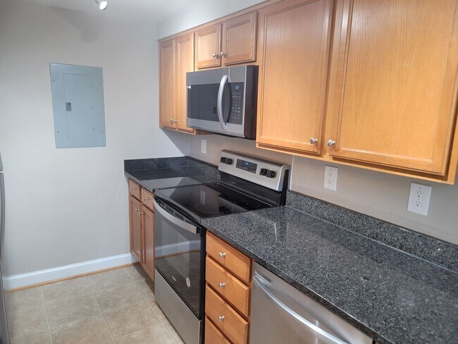 Building Photo - Lovely 2 BR/1 BA Condo in Congress Heights!