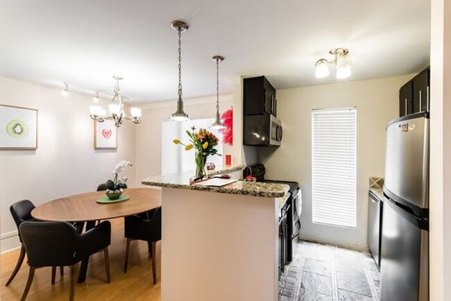 Building Photo - Renovated 2 Bedroom Apartment!