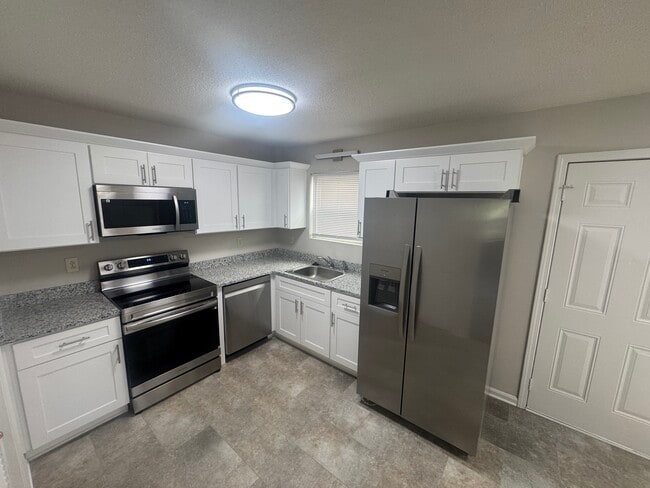Building Photo - 1306 Huntington Dr