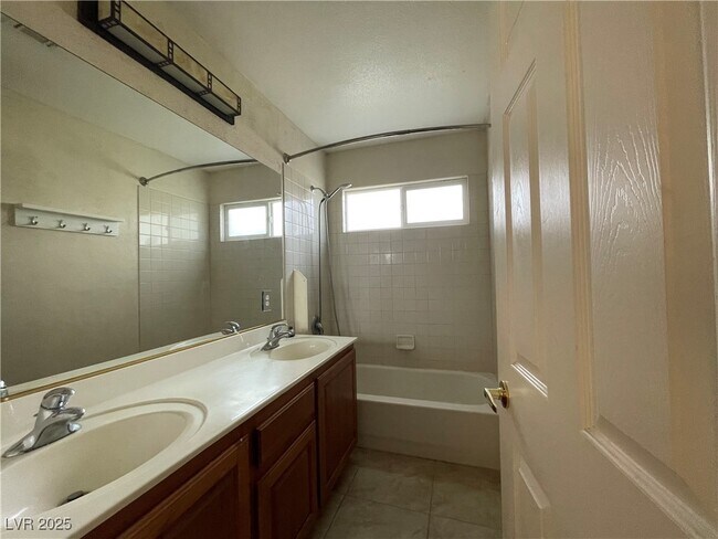 Foto del edificio - 8216 Romantic Sunset St