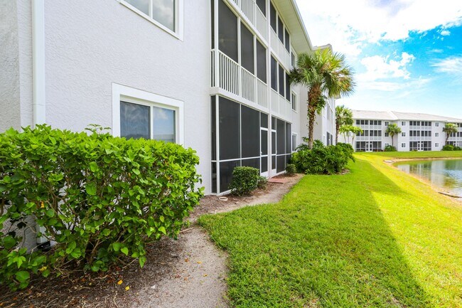 Foto del edificio - ** BEAUTIFUL BLUE HERON 3RD FLOOR ON LAKE ...