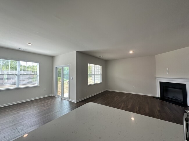 Building Photo - 211 Dogwood Crk Dr