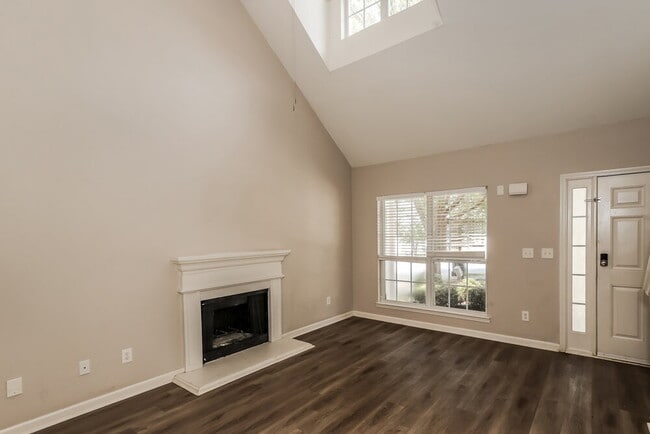 Building Photo - 4423 Ravenwood Dr