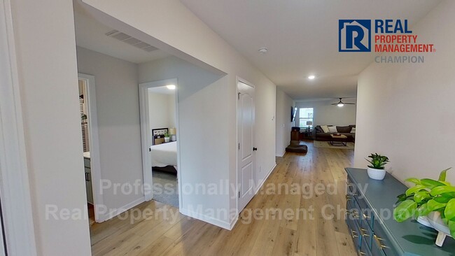 Building Photo - Beautiful Home w/Attached Garage and Fence...