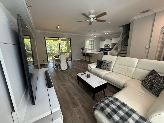 Foto del edificio - 14617 Sutherland Ave