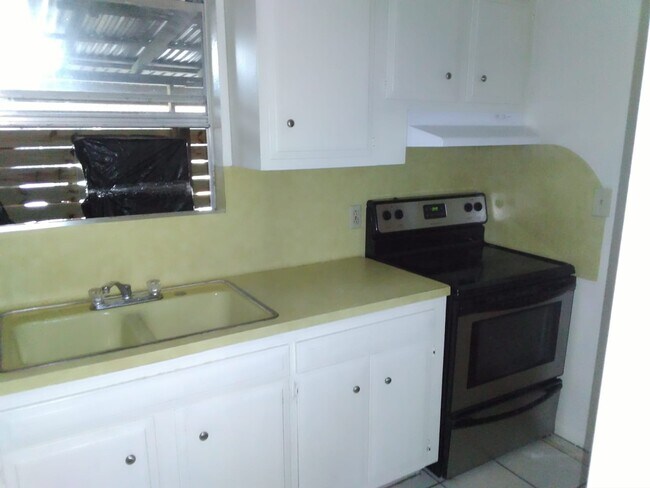 Foto del edificio - 1704 W McIntyre St