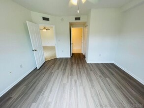 Building Photo - 1055 Golden Lakes Blvd
