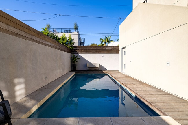 Building Photo - 831 Dickson St